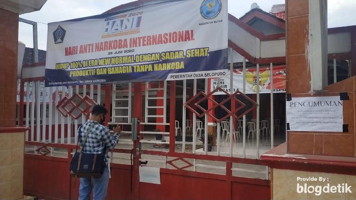 Kades Positif Kantor Desa Selopuro di Blitar Ditutup